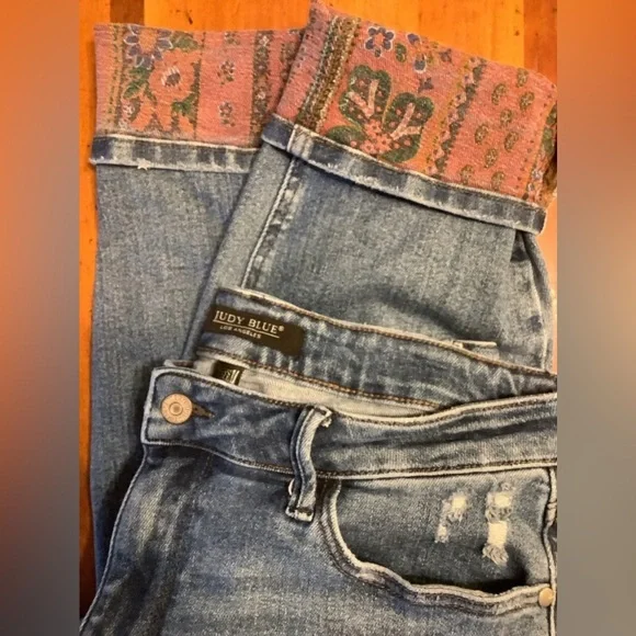 Judy Blue Paisley Bandana Cuff Distressed Ankle Jeans in Blue 88574 size 1 - Picture 7 of 7